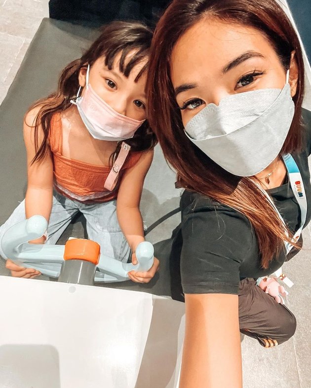 7 Portraits of Gisella Anastasia and Gading Marten Taking Care of Gempi Together, Enjoying Time at the Playground - Flooded with Netizen Support