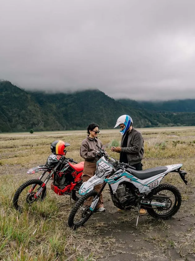 Glenca Chysara dan Suami di Gunung Bromo