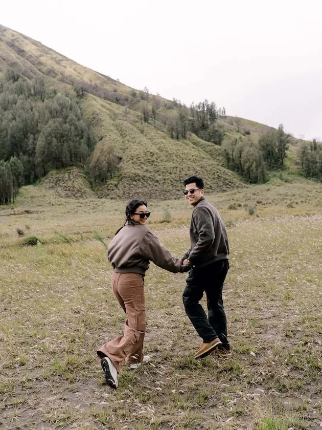 Glenca Chysara dan Suami serasi di Gunung Bromo