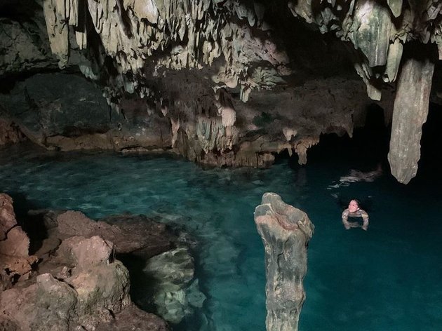 7 Portraits of Gracia Indri's Vacation to Labuan Bajo, Exploring Caves - Queue for Photos on Padar Island