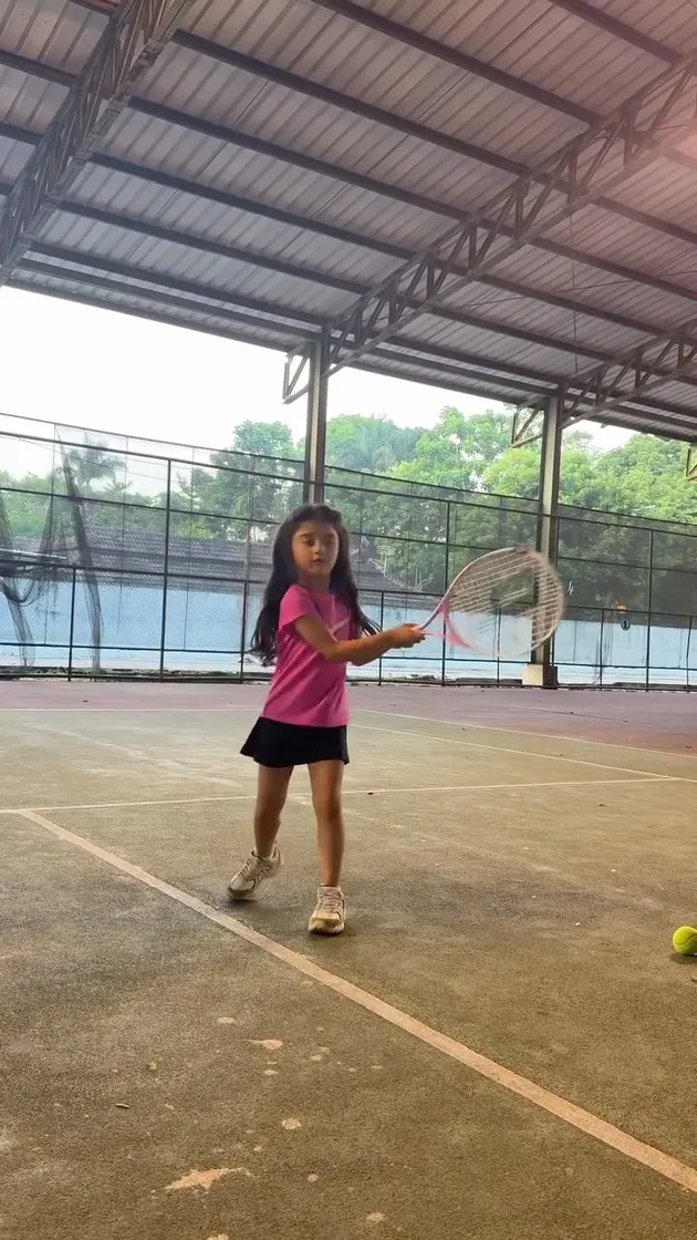 Potret penampilan Guzelim anak Margin Wieheerm latihan tenis