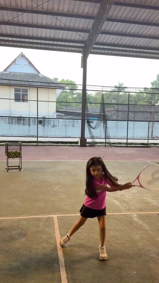 Potret gemas Guzelim, anak Margin Wieheerm latihan tenis