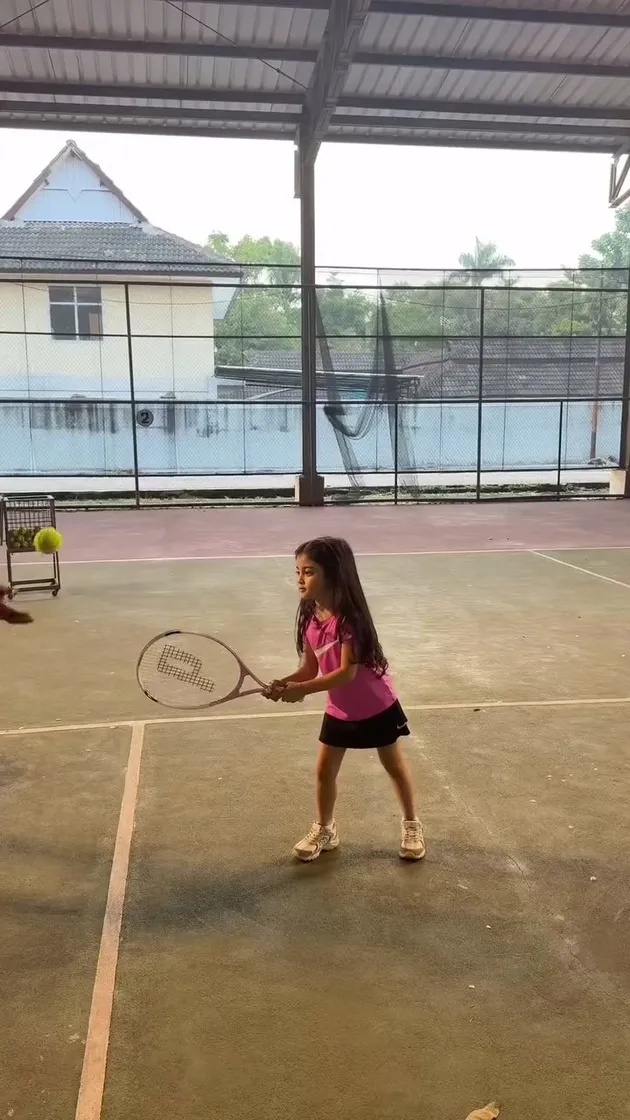 Potret Guzelim bersiap memukul bola tenis