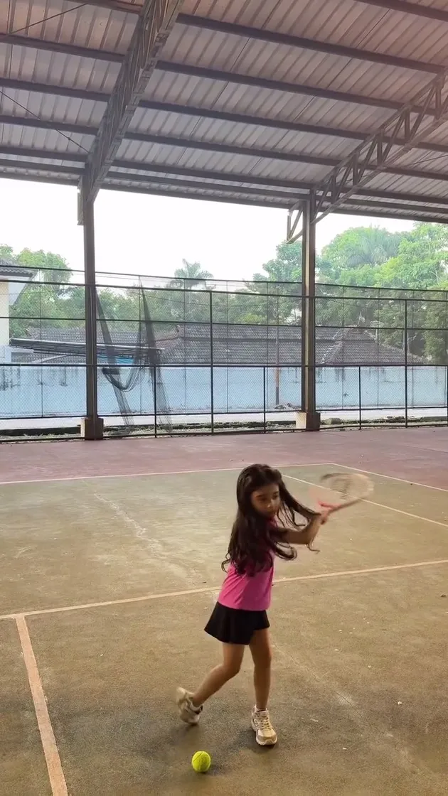 Aksi Guzelim anak Margin Wieheerm latihan tenis