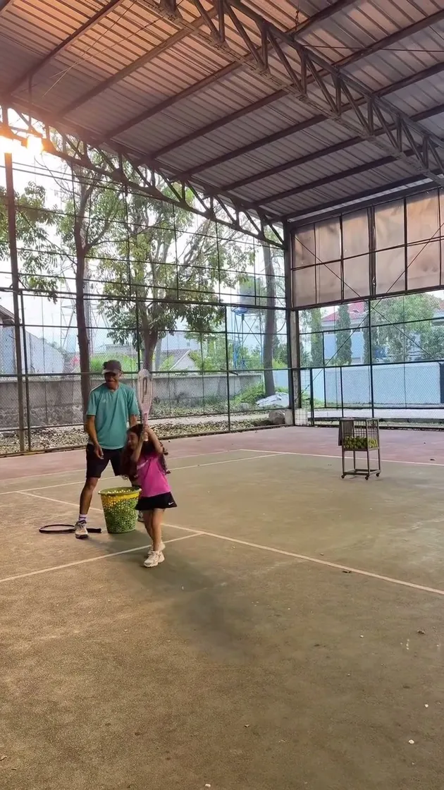 Guzelim latihan tenis bersama pelatih