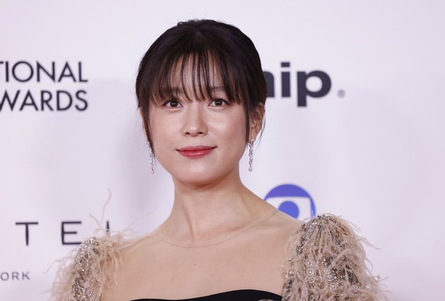 7 Pictures of Han Hyo Joo Looking Beautiful and Elegant at the Red Carpet of Emmy Awards 2023 in New York