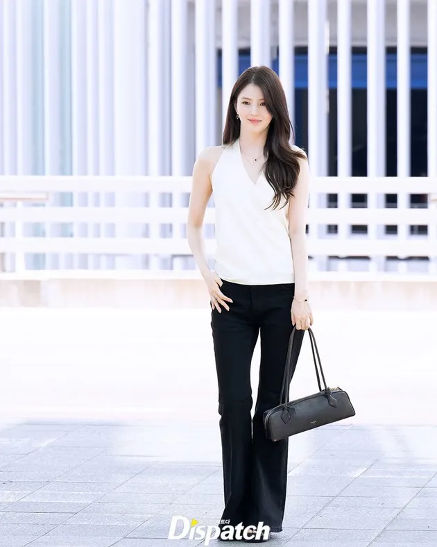 outfiit Han So Hee Tampil Kasual di Bandara