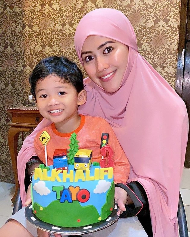 7 Warm Portraits of Meggy Wulandari with Her Youngest Son Alkhalifi, Who is Growing Handsome and Loved Wholeheartedly