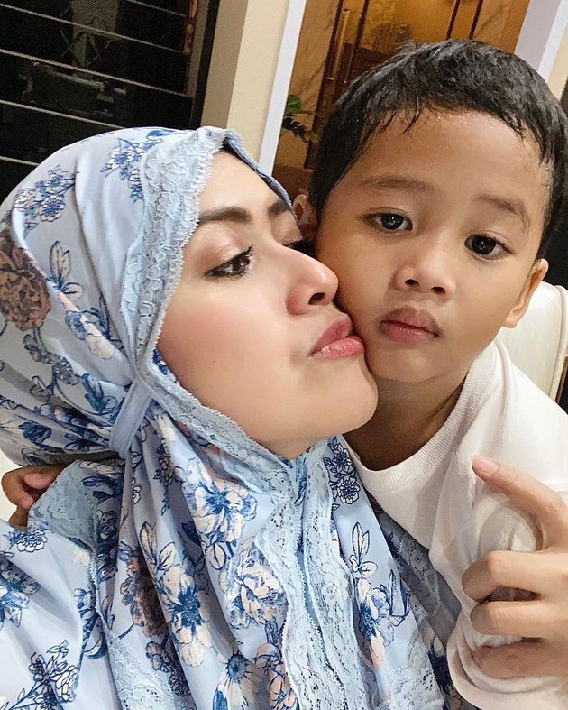 7 Warm Portraits of Meggy Wulandari with Her Youngest Son Alkhalifi, Who is Growing Handsome and Loved Wholeheartedly