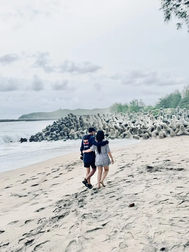Happy Asmara dan Gilga Sahid yang Lengket saat di pantai