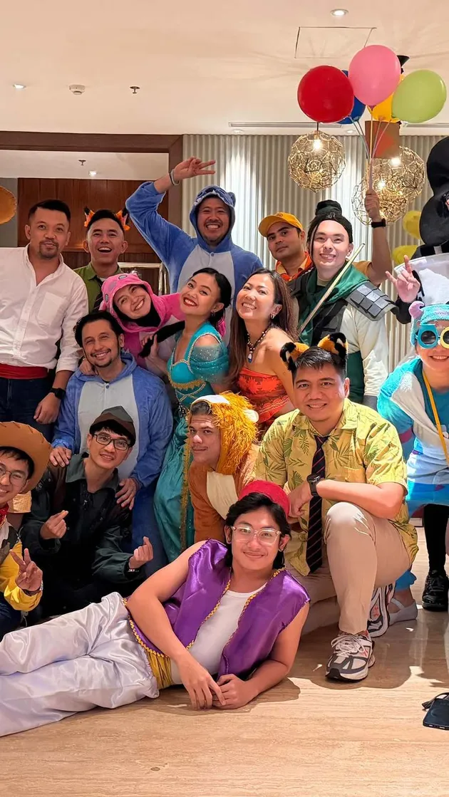 Hesti Purwadinata Bukber Tema Disney