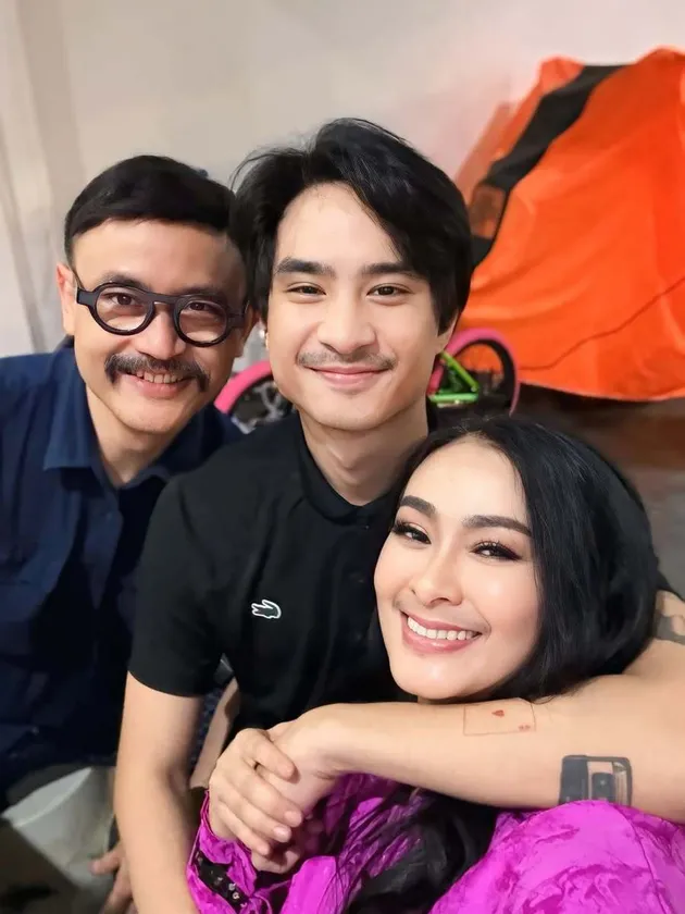 Iis Dahlia Bersama Suami dan Anak Bungsu