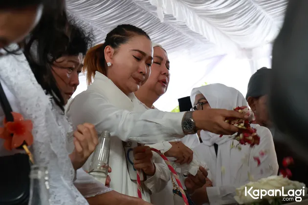 7 Potret Inul Daratista Menangis