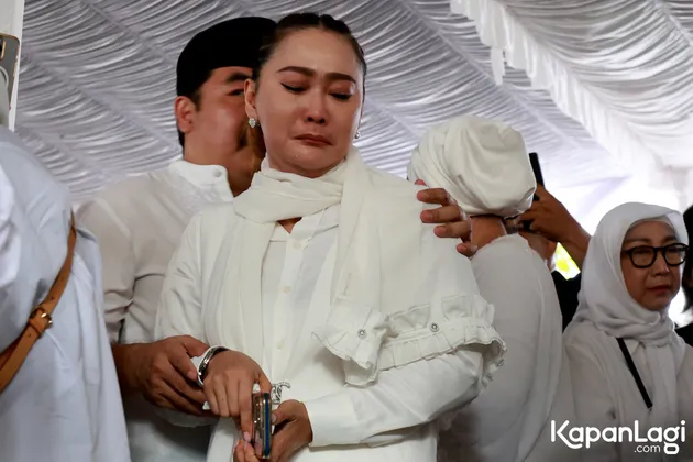 7 Potret Inul Daratista Menangis