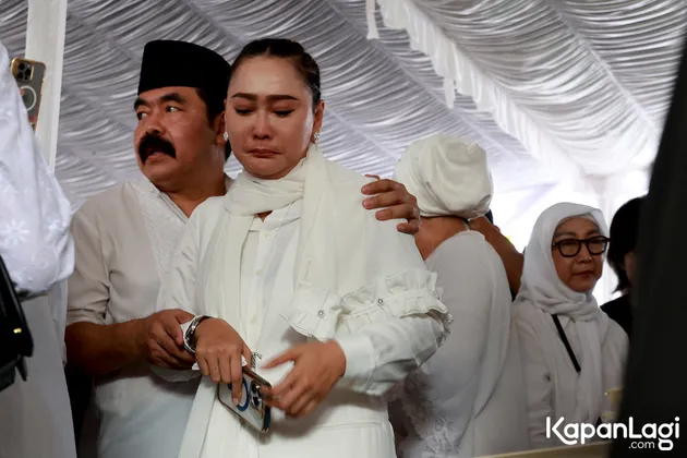 7 Potret Inul Daratista Menangis