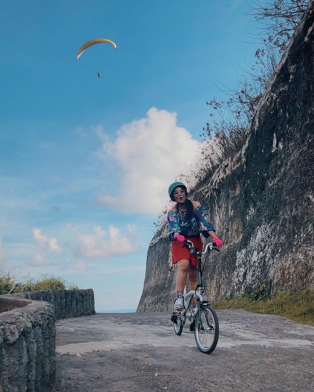 Tampaknya wanita asal Palembang ini memang sadar dalam menjaga kesehatan. Karena hal itulah ia suka bersepeda.