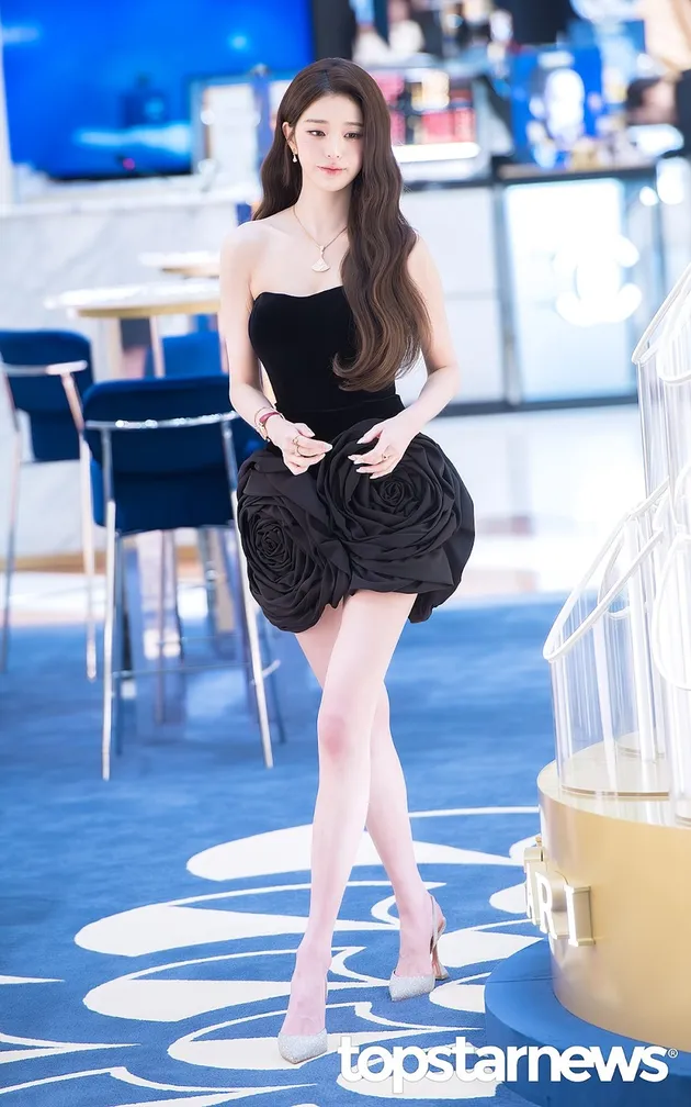 Gaun Hitam Sederhana yang Jadi Sorotan