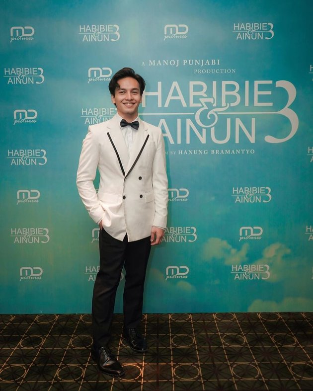 Ada yang spesial dari gala premiere film HABIBIE & AINUN 3 beberapa waktu lalu. Pasalnya ada kehadiran Jefri Nichol dalam acara tersebut.