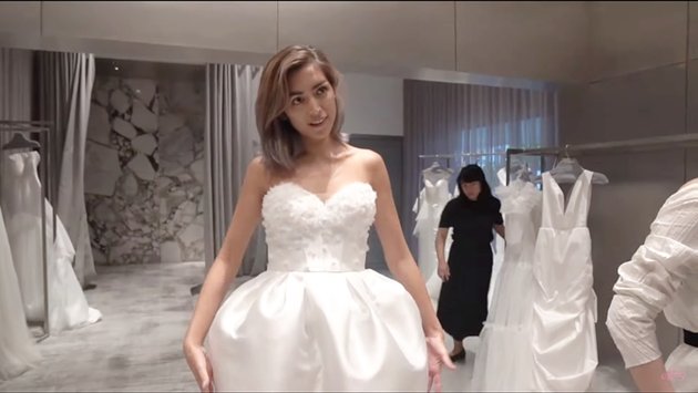 7 Portraits of Jessica Iskandar Choosing Wedding Dresses, Wanting Simple yet Elegant