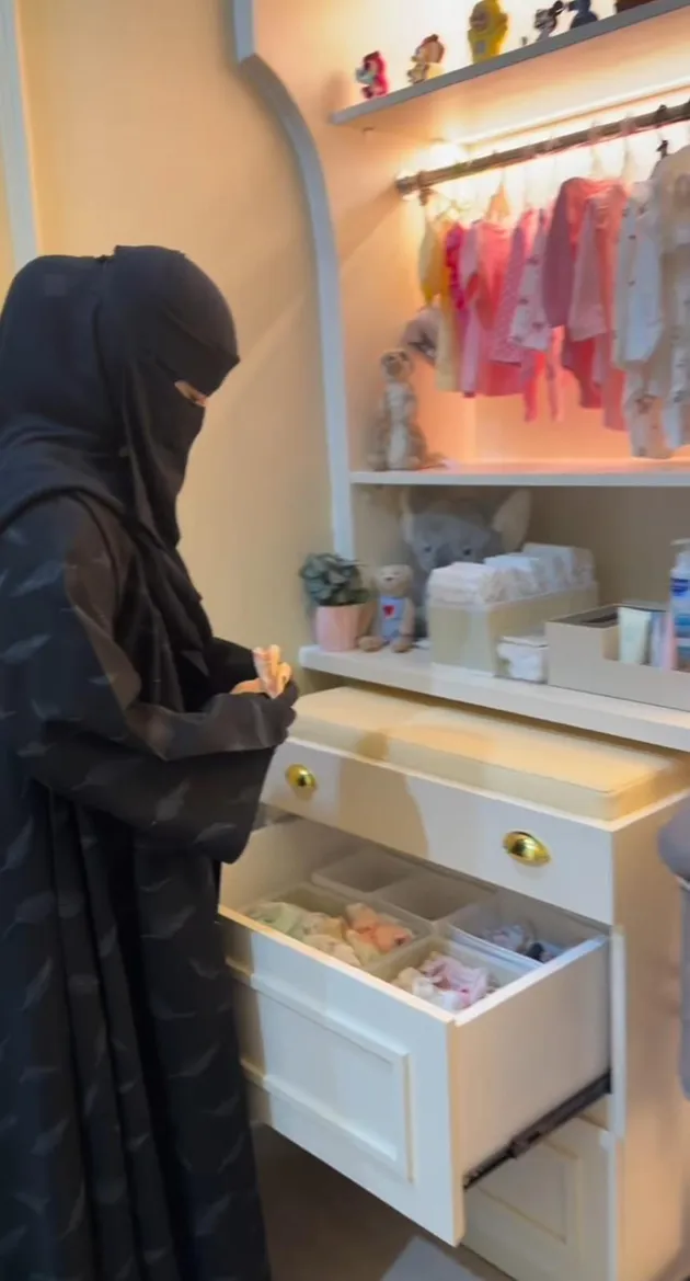 Kamar Cucu Umi Pipik tempat menyimpan baju