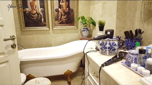 7 Portraits of Yuni Shara's Bathroom, There is a Classic Model Bathtub - Many Small Pots