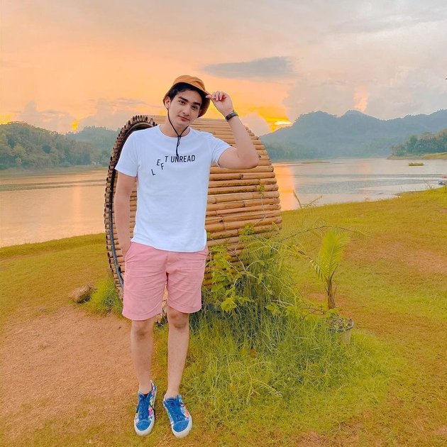 7 Casual Style Photos of Mahdy Reza, Star of the Soap Opera 'BUKU HARIAN SEORANG ISTRI', Looking Different with Shorts and Black Sunglasses