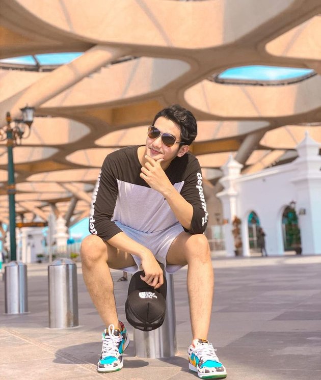 7 Casual Style Photos of Mahdy Reza, Star of the Soap Opera 'BUKU HARIAN SEORANG ISTRI', Looking Different with Shorts and Black Sunglasses