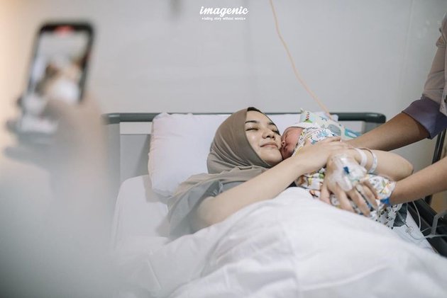 7 Portraits of Citra Kirana and Rezky Aditya's Happiness as New Parents, Never Far from Baby Athar