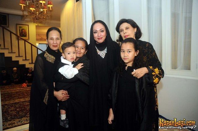 7 Portraits of Togetherness between Aaliyah Massaid and Angelina Sondakh After 10 Years of Separation, Defending Each Other When Accused of Eating Haram Money Even Though Not Biological Mother