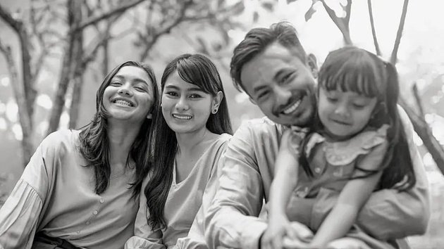 7 Portraits of Adrian and Rindu's Togetherness in 'DEWI RINDU', Dylan Carr's Acting as a Father Successfully Makes the Audience Excited