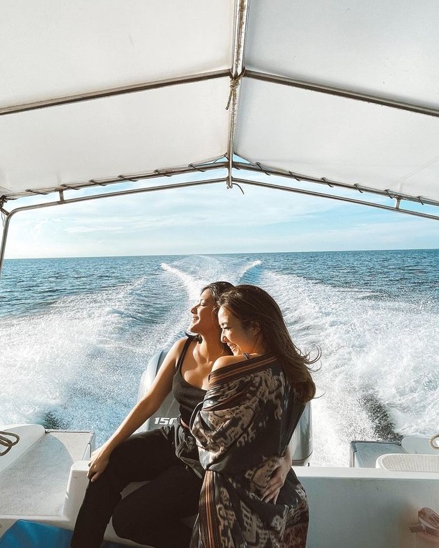 Inilah saat Gisel dan Naysila Mirdad habiskan waktu bersama di sebuah perahu.