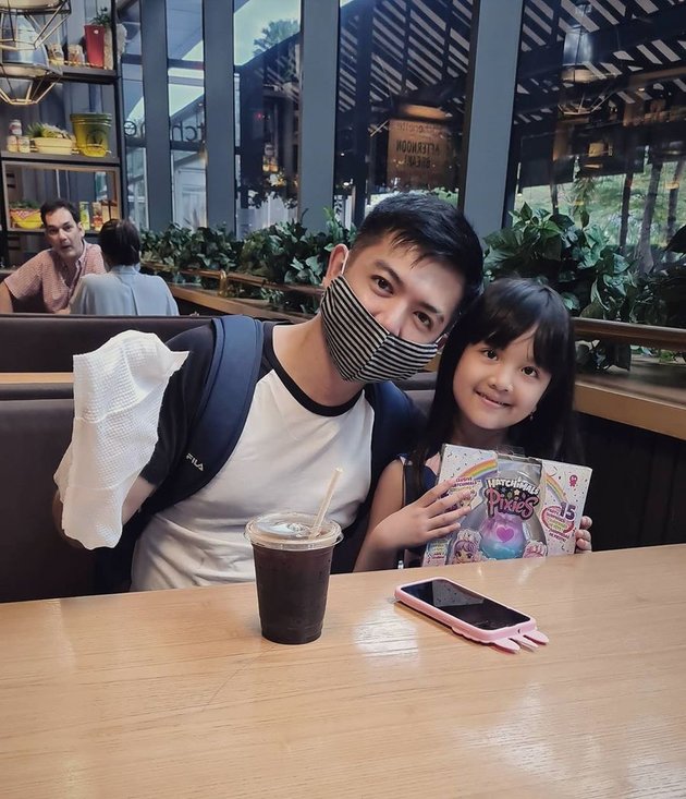 7 Portraits of Nicky Tirta's Togetherness with His Rarely Highlighted Daughter, Boxing - Eating Sushi