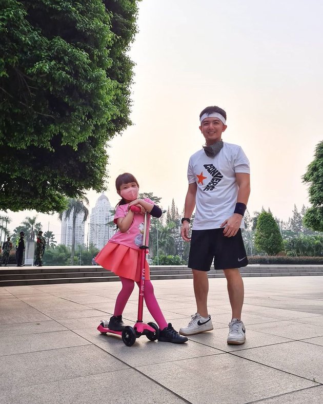 7 Portraits of Nicky Tirta's Togetherness with His Rarely Highlighted Daughter, Boxing - Eating Sushi