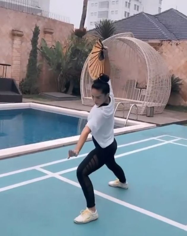 Dalam unggahan di Instagram-nya, Krisdayanti terlihat sedang berlatih Wushu. Pada caption-nya, ibu kandung Aurel Hermansyah tersebut menyebutkan bahwa gerakan yang ia lakukan adalah jurus kipas section.