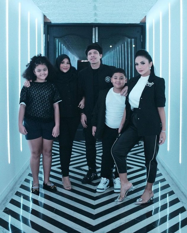 7 Photos of the Closeness of Aurel Hermansyah with Krisdayanti and Raul Lemos' Children, Always Happy and Cheerful - Giving a Big Doll as a Birthday Gift to Amora