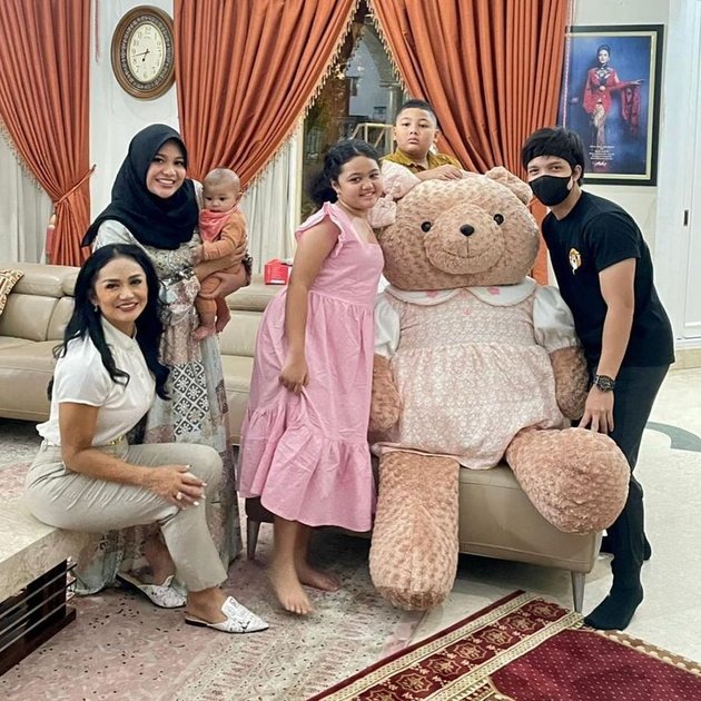 7 Photos of the Closeness of Aurel Hermansyah with Krisdayanti and Raul Lemos' Children, Always Happy and Cheerful - Giving a Big Doll as a Birthday Gift to Amora