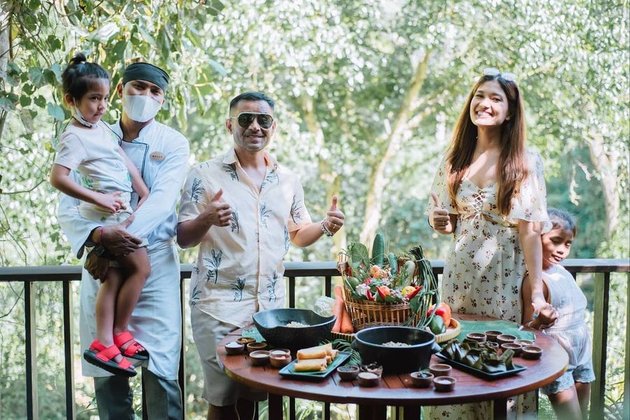 7 Portraits of Warmth in Judika and Duma Riris' Family Vacation to Bali, Cooking Together and Gardening under the Beautiful Blue Sky