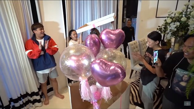 7 Pictures of Nikita Mirzani's Birthday Surprise, Receives Cheap Gift - Chased by a Snake