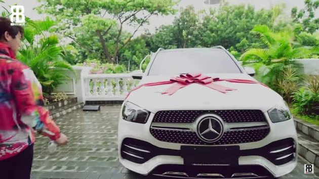 7 Pictures of Rizky Billar's Birthday Surprise for Lesti, Got a White Luxury Car and Dream Watch - Made Her Cry with Emotion