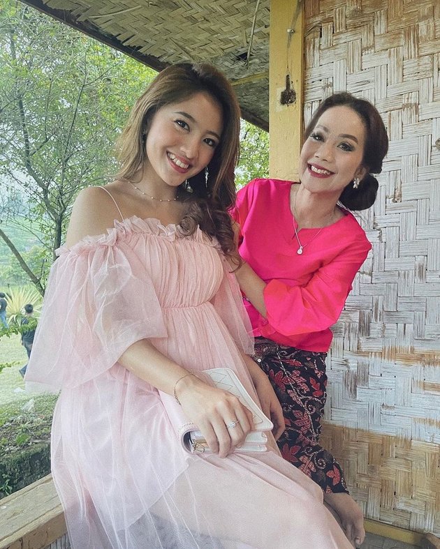 7 Portraits of Natalie Zenn and Irene Librawati's Togetherness During Shooting 'NALURI HATI', Beautiful Wearing Dresses - Climbing the Cliff Together