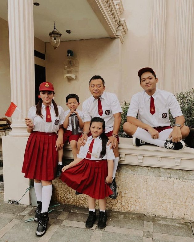 7 Portraits of Anang-Ashanty Family Showing Solidarity in Various Themes, Confidently Wearing All-Black Outfits to School Uniforms - Ultimate Family Goals!