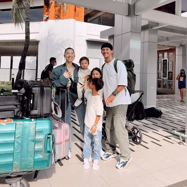 7 Portraits of Jennifer and Irfan Bachdim's Family Departing for a Vacation in the Netherlands, Happy and Delighted - Kiyoji Kaynen's Smile is So Cute