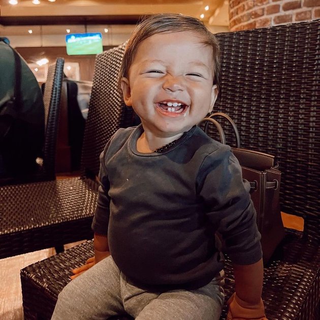 7 Portraits of Jennifer and Irfan Bachdim's Family Departing for a Vacation in the Netherlands, Happy and Delighted - Kiyoji Kaynen's Smile is So Cute