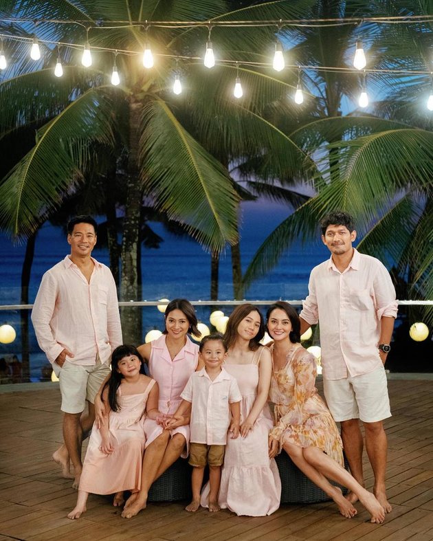 7 Portraits of Ririn Ekawati's Family on the Beach, Wearing All Pink Outfits - Netizens Pray for Their Youngest Child to Have a Sibling