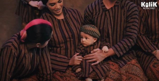 7 Portraits of Ussy and Andhika Pratama's Family in Javanese Lurik Outfits, Baby Saka Wearing Blangkon Looks Adorable