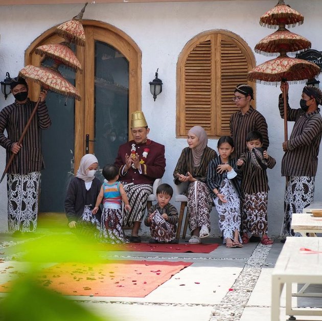 7 Portraits of Zaskia Adya Mecca's Family Celebrating Hanung Bramantyo's Birthday, Wearing Javanese Traditional Attire - Creating Their Own Kingdom for a Day