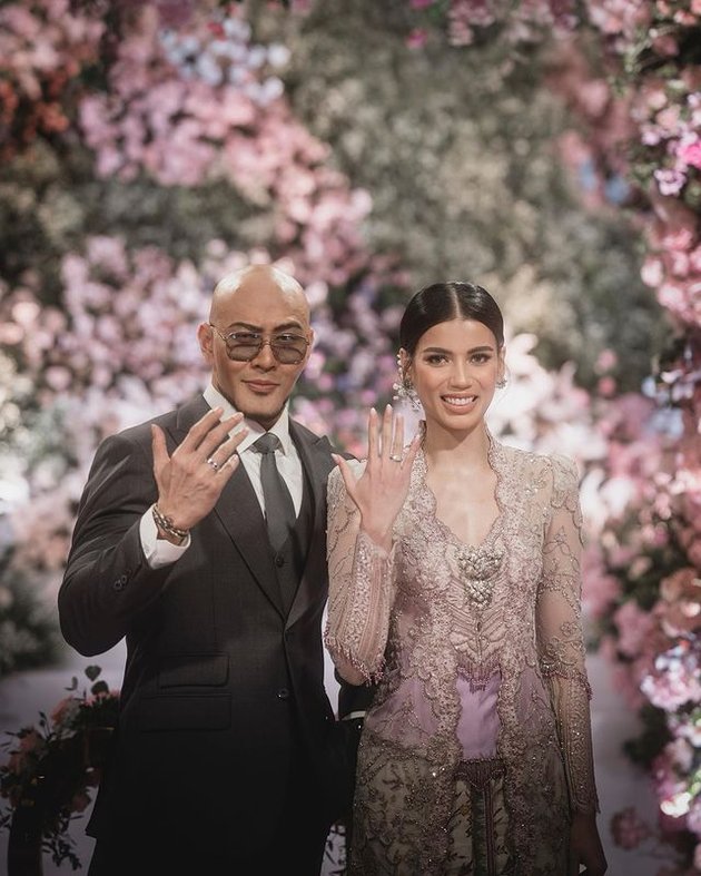 7 Portraits of Deddy Corbuzier and Sabrina Chairunnisa's Affection at the Wedding Moment, Happy to Show Off Rings and Marriage Certificates - Super Romantic When Dancing Together