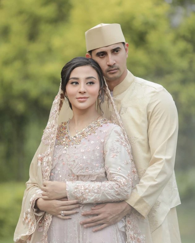 7 Portraits of Margin Wieheerm and Ali Syakieb's Affection during the 4-Month Celebration, Ready to be Parents - Romantic Forehead Kiss