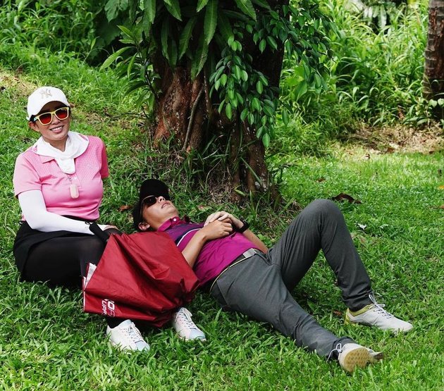 7 Portraits of Ussy Sulistiawaty and Andhika Pratama's Intimacy on the Golf Course, So Cute Like Pubescent Teenagers - Almost Kissing