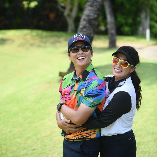 7 Portraits of Ussy Sulistiawaty and Andhika Pratama's Intimacy on the Golf Course, So Cute Like Pubescent Teenagers - Almost Kissing